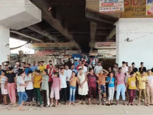 लखनऊ में छात्रों का प्रदर्शन, मोहान रोड पर करीब एक घंटे तक लगा जाम