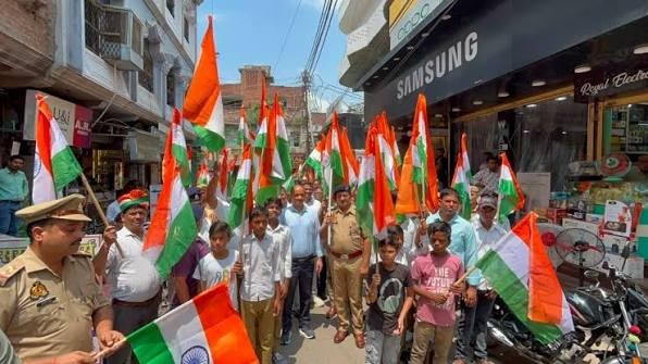 UP : जिला जेल में गूंजे देशभक्ति के नारे, निकली भव्य तिरंगा यात्रा