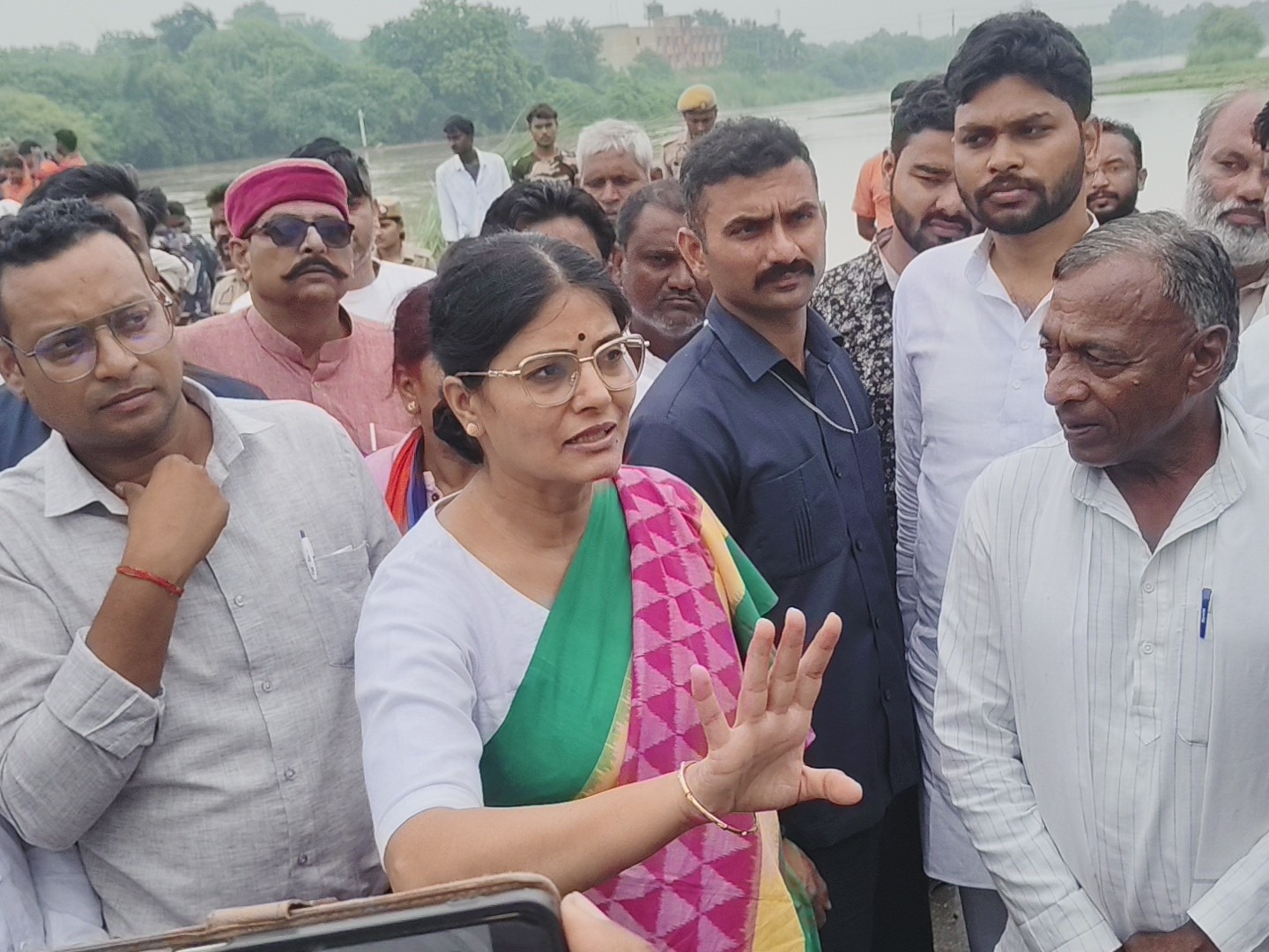मीरजापुर में बाढ़ प्रभावित गांवों में पहुंचीं अनुप्रिया पटेल, ग्रामीणों से जानीं समस्याएं