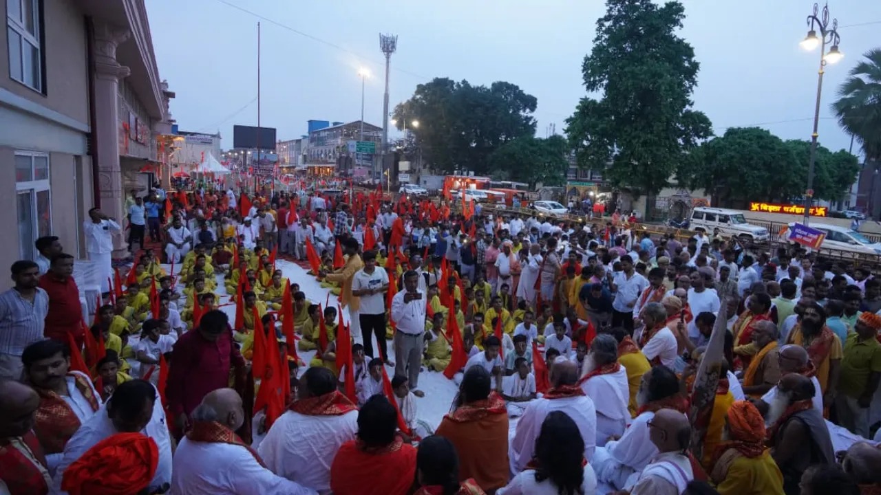 Ayodhya : एक साल से जारी रामकोट की नित्य परिक्रमा, हजारों रामभक्तों ने लिया हिस्सा