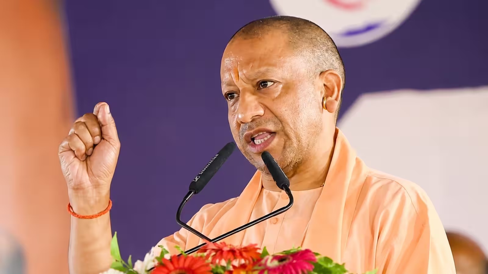 सीएम योगी की अफसरों के साथ समीक्षा बैठक, अपराध और जनशिकायतों पर सख्ती के निर्देश