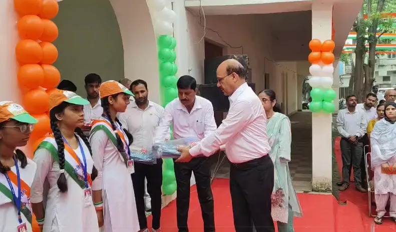 स्वतंत्रता दिवस पर डीएम उमेश मिश्रा ने किया ध्वजारोहण, स्वतंत्रता सेनानियों के परिजनों का सम्मान