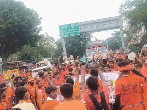 लखनऊ में कांवड़ियों का प्रदर्शन, मूल शिवलिंग के दर्शन की मांग