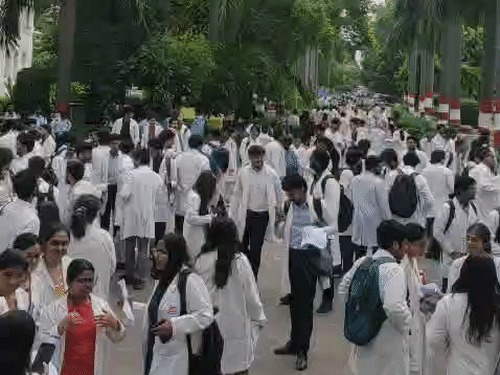KGMU में MBBS इंटर्न छात्रों की भूख हड़ताल, स्टाइपेंड बढ़ाने की मांग
