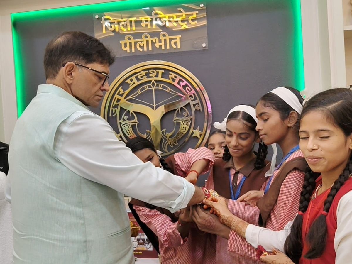 Pilibhit : डीएम को छात्राओं ने बांधा रक्षासूत्र, सीमा पर तैनात जवानों के लिए भेजीं राखियां