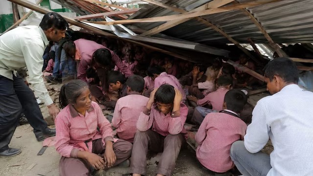 Pilibhit : स्कूल का टीनशेड भरभराकर गिरा, 20–25 बच्चे घायल