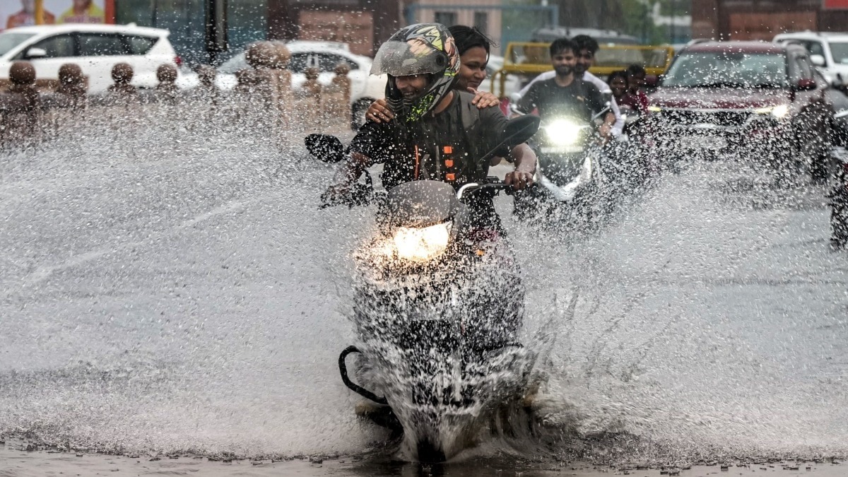 Weather Update : यूपी के 12 जिलों में ऑरेंज अलर्ट, अगले तीन घंटे भारी बारिश का खतरा