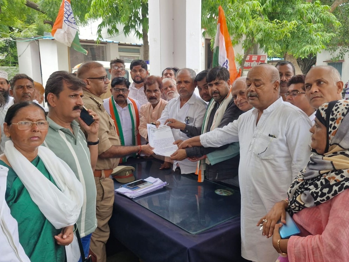 राष्ट्रगान के समय मंच से जाने के आरोप पर विधानसभा अध्यक्ष के खिलाफ शिकायत