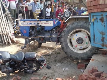 Hathras : मीतई बाईपास पर दो डंपरों की आमने-सामने टक्कर, ट्रैक्टर और बाइक भी चपेट में