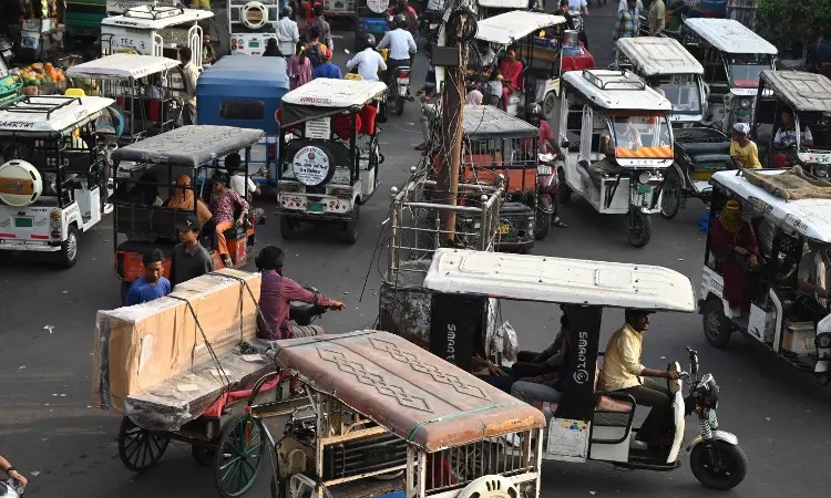 लखनऊ में 80 हजार ई-रिक्शों पर हाईकोर्ट की सख्ती, सरकार से मांगी ठोस नीति