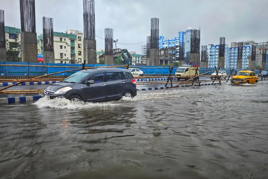 लखनऊ में भारी बारिश के बाद जलभराव और ट्रैफिक जाम से लोग परेशान