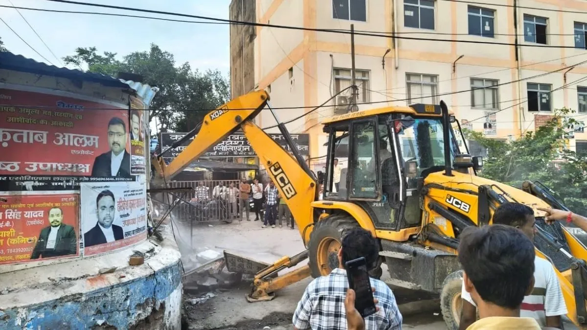 बुलडोजर कार्रवाई: लखनऊ में वकीलों के अवैध चैंबर्स पर चला प्रशासन का पीला पंजा