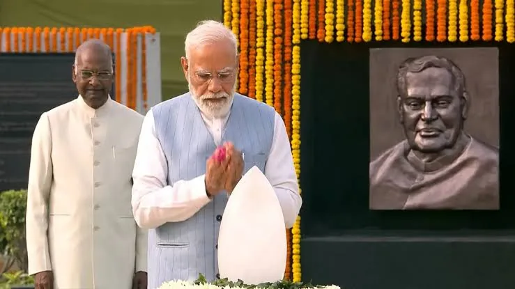 अटलजी की पुण्यतिथि पर श्रद्धांजलि: पीएम मोदी और राष्ट्रपति मुर्मू ने सदैव अटल पहुंचकर किया नमन