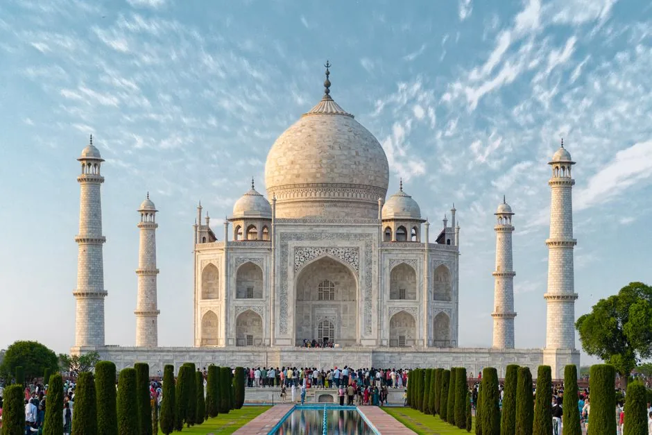 आगरा में ताज महल के आसपास स्वच्छता अभियान और स्मार्ट लाइटिंग का शुभारंभ