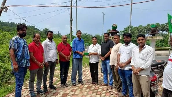 खेल दिवस पर सम्मान: फुटबॉलर सुशांत भट्टाचार्य को मोमेंटो देकर किया गया सम्मानित
