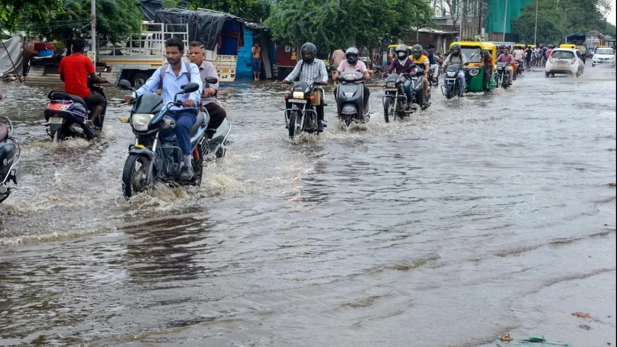 मौसम का बदला मिजाज: देहरादून में लगातार बारिश बढ़ाएगी मुश्किलें, उत्तरकाशी में फ्लैश फ्लड का ऑरेंज अलर्ट जारी
