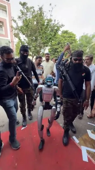 रोबोट का जलवा: उज्जैन में आधुनिक तकनीक ने दिखाया डांस, अब एजीआई पर टिकी निगाहें