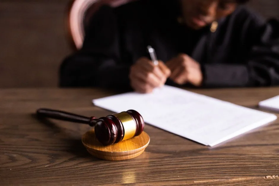 समिट बिल्डिंग रेड मामला: लापरवाही और अनिमितताओं के आरोप में लखनऊ पुलिस के 9 कर्मियों पर विभागीय गाज गिरी