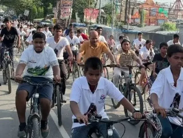 राष्ट्रीय खेल दिवस: कुशीनगर में स्वास्थ्य और फिटनेस के प्रति जागरूकता बढ़ाने के लिए निकाली गई साइकिल रैली