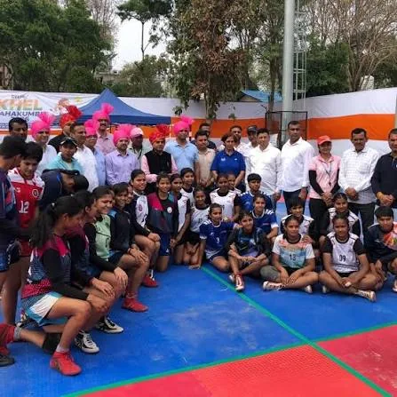 अनोखा खेल मुकाबला: प्रशासनिक अधिकारियों और डॉक्टरों ने दिखाया मैदान पर दमखम