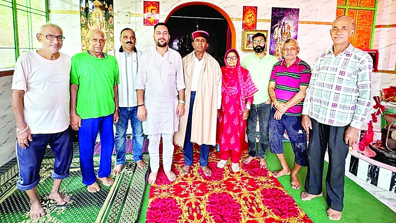 सम्मान समारोह: विधायक आशीष ने गरीबू राम के परिजनों को किया सम्मानित