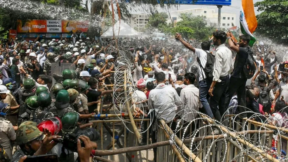 आंदोलनों का प्रभाव: झारखंड से लेकर दिल्ली तक सरकारों को क्यों झुकना पड़ रहा है