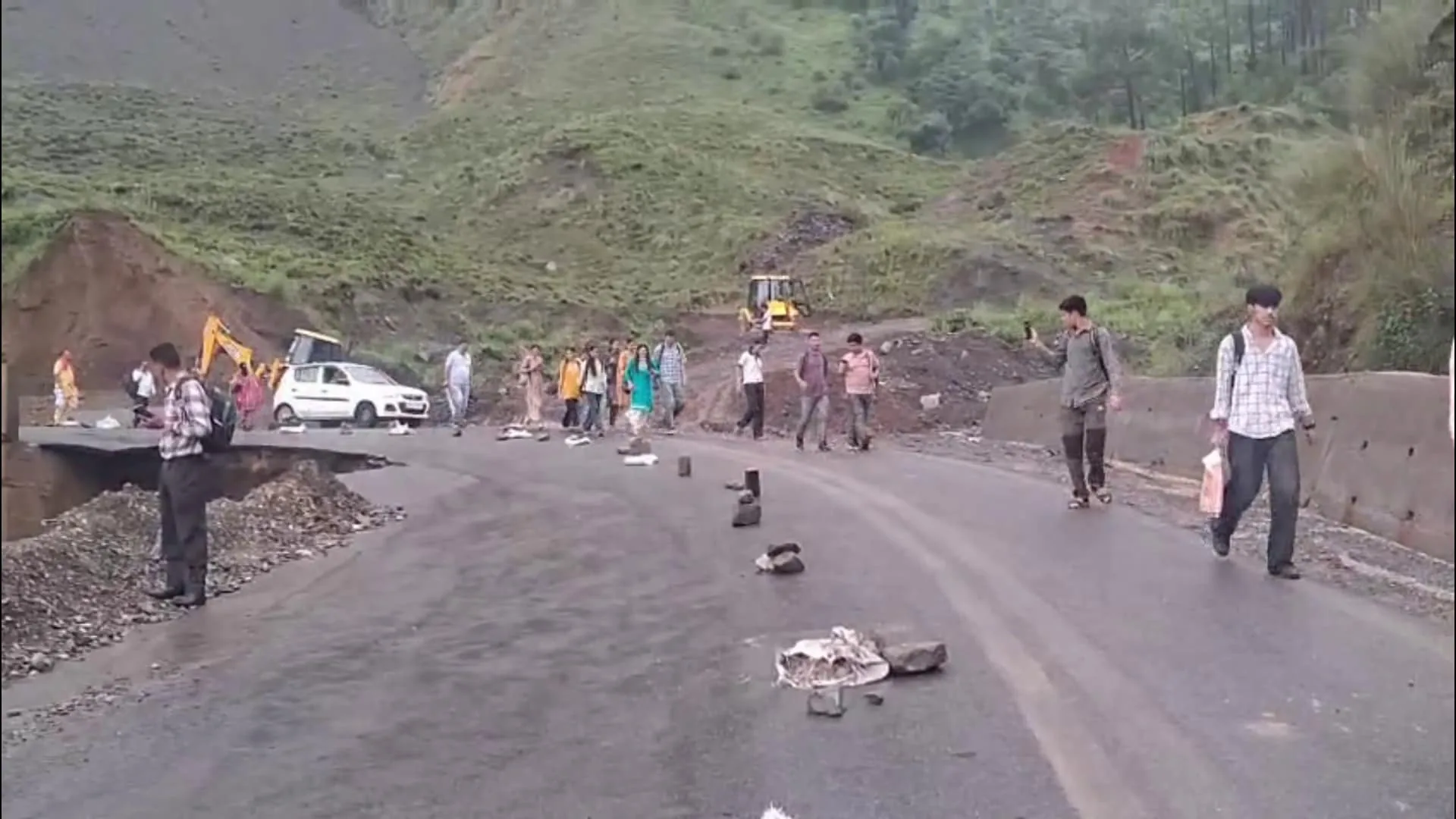 पहाड़ी की सुरक्षा: मंडी के विक्टोरिया पुल के पास हिल स्लोप तकनीक से मजबूत हुई दरकती पहाड़ियां