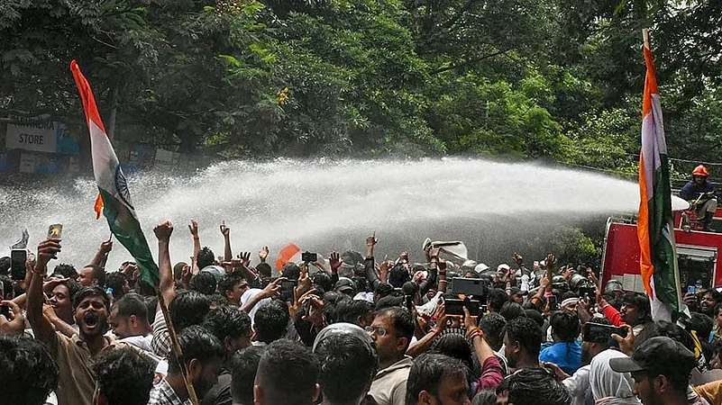 बड़ा विरोध प्रदर्शन: झारखंड में छात्रों ने सीएम हेमंत सोरेन के आवास घेराव और इस्तीफे का किया ऐलान