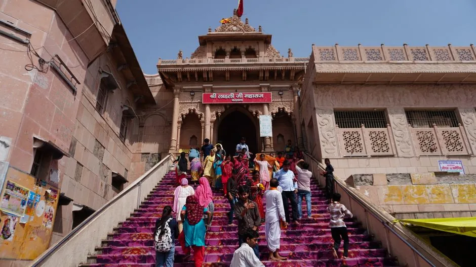 मेरठ के ऐतिहासिक औघड़नाथ मंदिर परिसर में सावन के अंतिम सोमवार पर उमड़ी भारी श्रद्धालुओं की भीड़