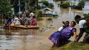 मानवता की मिसाल: असम बाढ़ के संकट में राजनीति से ऊपर उठकर लोगों ने की मदद