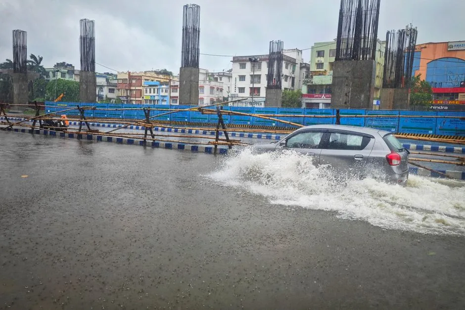 पटना के बोरिंग रोड पर सीवर लाइन विस्तार कार्य के कारण भारी जलभराव और ट्रैफिक जाम