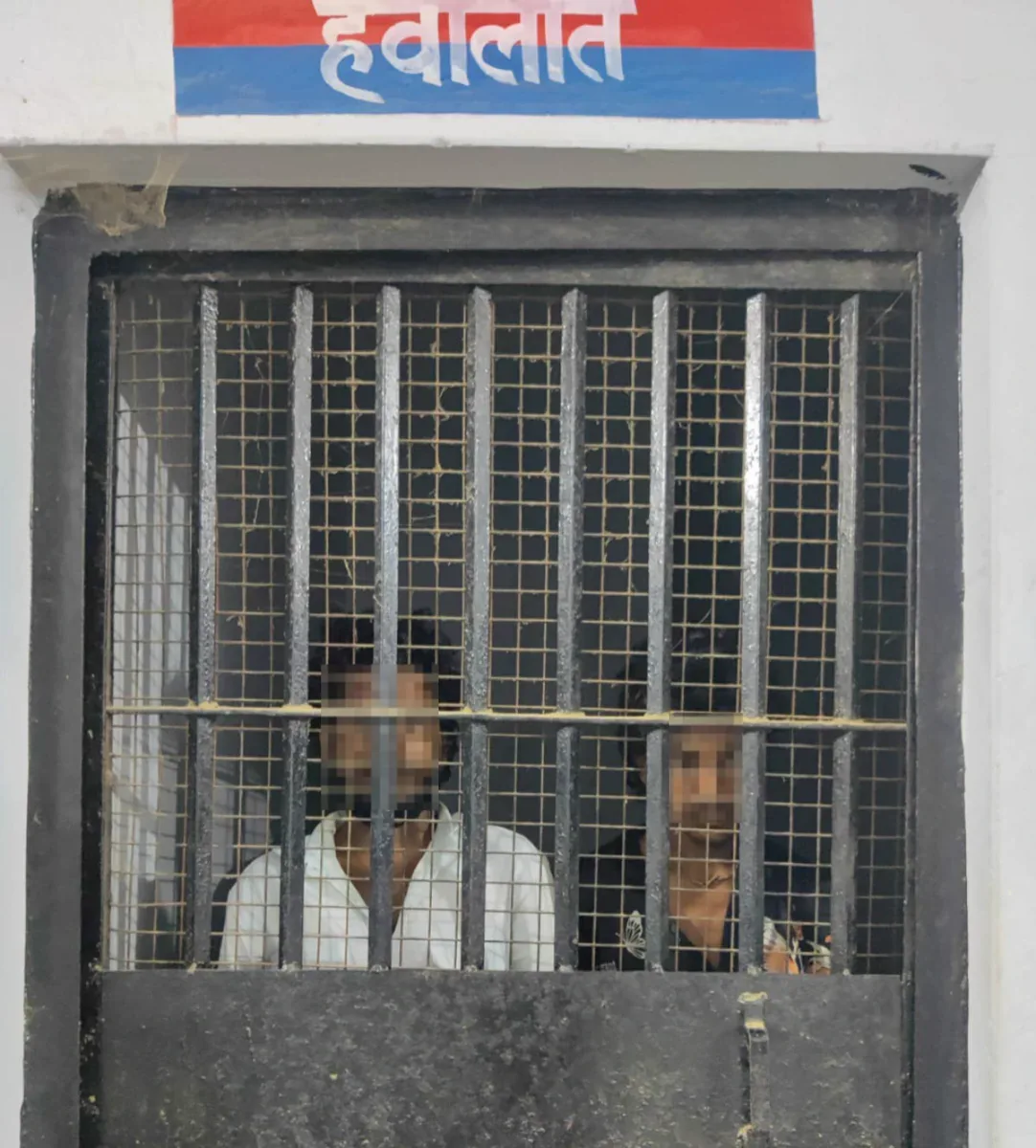खतरनाक स्टंट: उत्तर प्रदेश के प्रतापगढ़ में तलवार से केक काटना पड़ा भारी