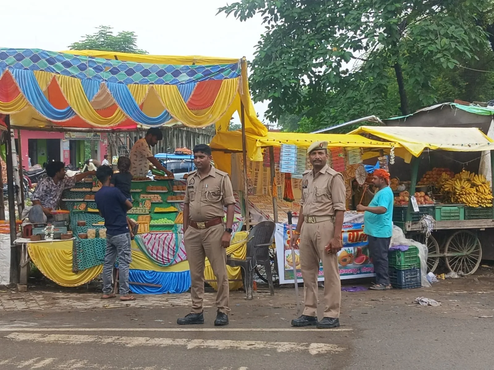 रक्षाबंधन पर्व: सीतापुर में भाई-बहनों ने मनाया उत्साह का त्योहार, बाजारों में दिखी भारी भीड़