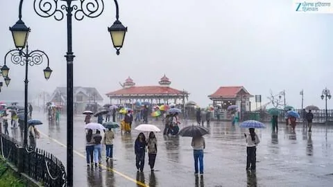 मौसम का कहर: बंगाणा में स्कूल-कॉलेज बंद और कांगड़ा में बही गाड़ी, हिमाचल में 350 से अधिक सड़कें ठप