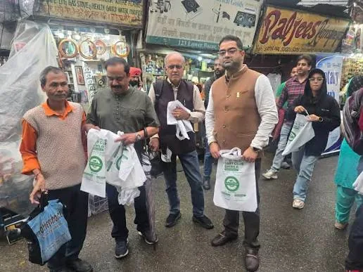 अनोखी पहल: शिमला के ढली बाजार में प्लास्टिक मुक्त अभियान के तहत कपड़े के थैलों का हुआ निःशुल्क वितरण