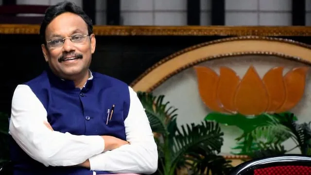 राजनीतिक हलचल: यूपी दौरे से पहले ही विनोद तावड़े के सामने खड़े हुए तीखे सवाल