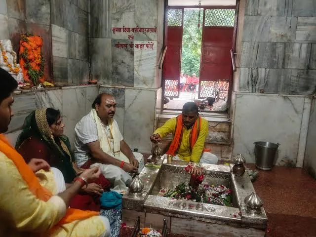 धार्मिक अनुष्ठान: विश्व कल्याण की कामना के साथ आयोजित हुआ सामूहिक रुद्राभिषेक