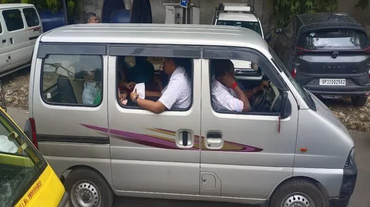 लखनऊ में स्कूल वैन में क्षमता से अधिक बच्चों को ले जाने पर सवाल