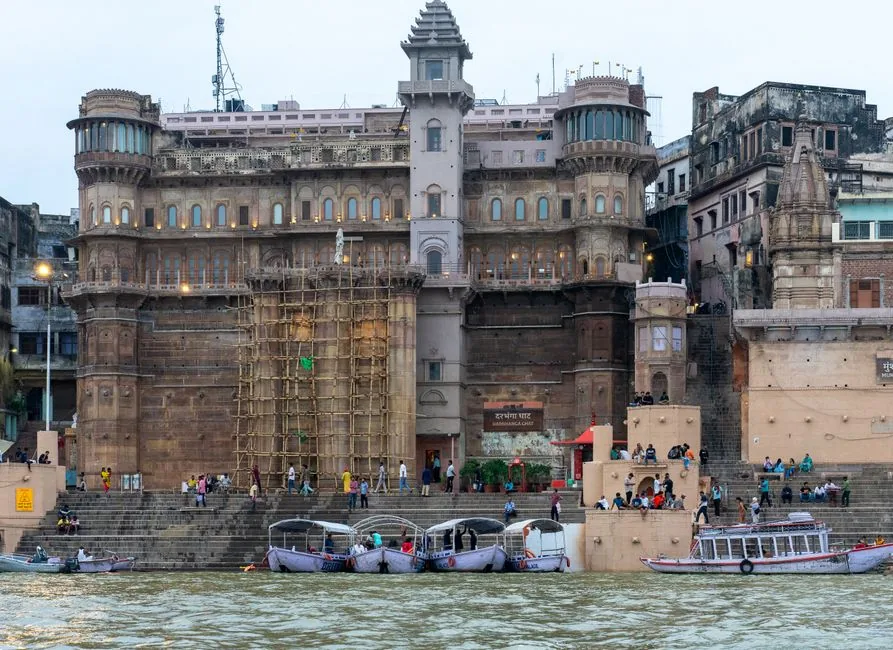 वाराणसी में जिला प्रशासन द्वारा गंगा घाटों पर सुरक्षा के कड़े इंतजाम लागू किए गए