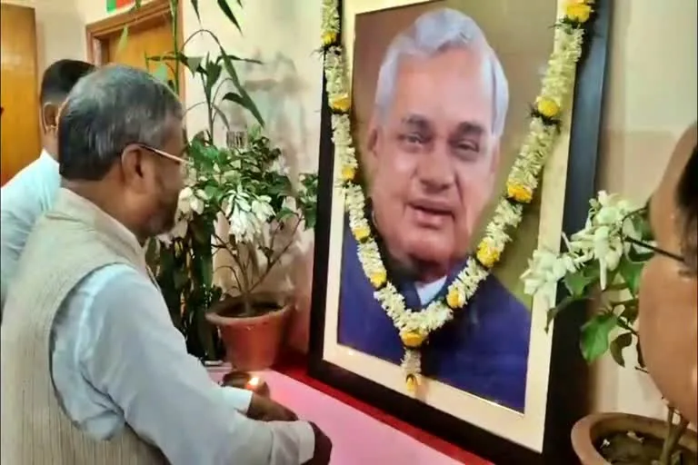 श्रद्धांजलि और खेल विकास: पूर्व प्रधानमंत्री वाजपेयी की पुण्यतिथि पर खेल मंत्री ने एथलीटों के साथ मिलकर बुनियादी ढांचे को बढ़ाने पर दिया जोर