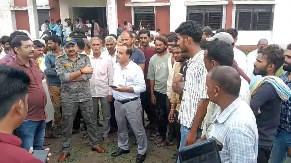 शर्मनाक हरकत: स्कूल में शरारती छात्रों ने छात्राओं को पिलाई पेशाब
