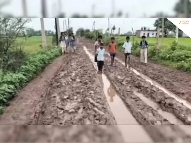 मैदान की बदहाली: सासाराम के धौडाड स्कूल का खेल मैदान हुआ बदहाल, बड़ी दरारें पड़ने से जमा हुआ पानी