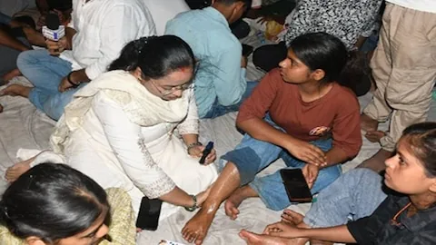 मौन जुलूस: पुलिस लाठीचार्ज के खिलाफ छात्रों ने शिबू सोरेन के कटआउट के साथ किया प्रदर्शन