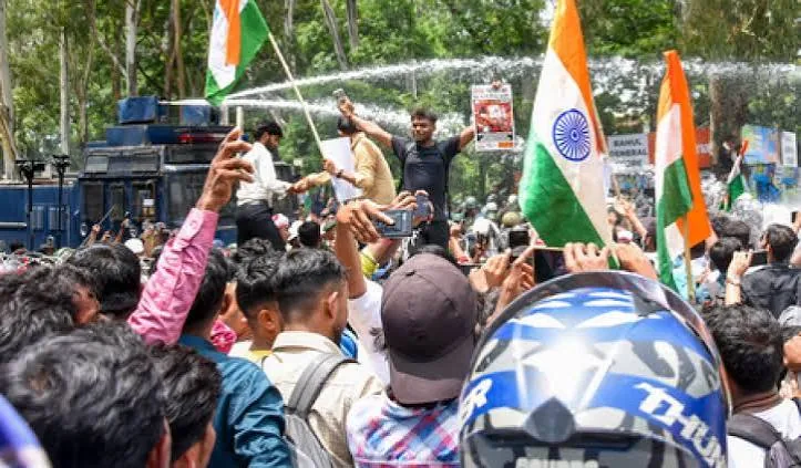 अटूट हौसला: झारखंड छात्र आंदोलन में 21 दिन बाद भी बरकरार है भारी जोश और देशभक्ति के गीत