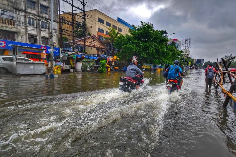 मौसम का कहर: सतना में लगातार बारिश से उफनता नाला, तीन बाइक सवार बहे और एक की मौत