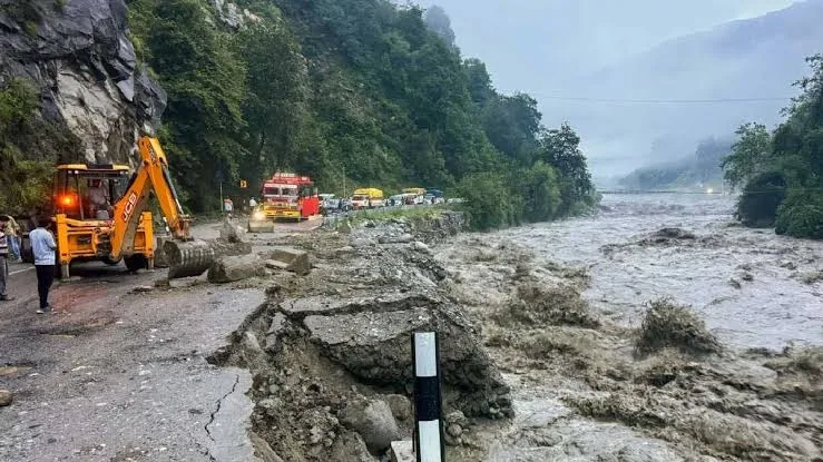 मौसम का प्रहार: हिमाचल प्रदेश में भारी बारिश से 112 सड़कें बंद और कई सेवाएं बाधित