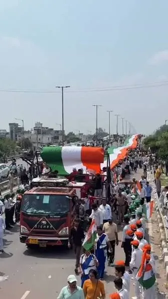 ऐतिहासिक उपलब्धि: हरियाणा के पलवल में पांच किलोमीटर लंबा तिरंगा फहराकर बनाया गया गिनीज वर्ल्ड रिकॉर्ड