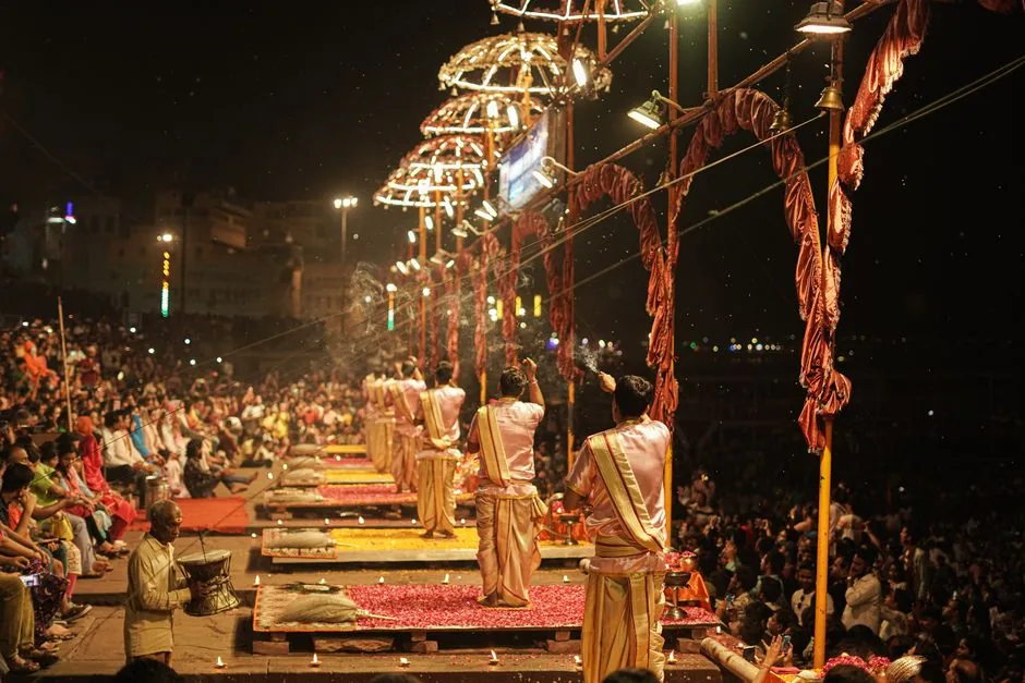 धर्म और संस्कृति का मेल: काशी में गंगा आरती के दौरान उमड़ा श्रद्धालुओं का जनसैलाब