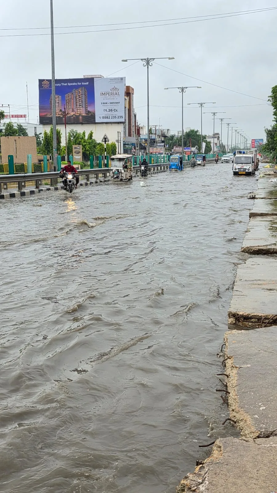 तेज बारिश से लखनऊ की रायबरेली रोड कॉलोनी में जलभराव