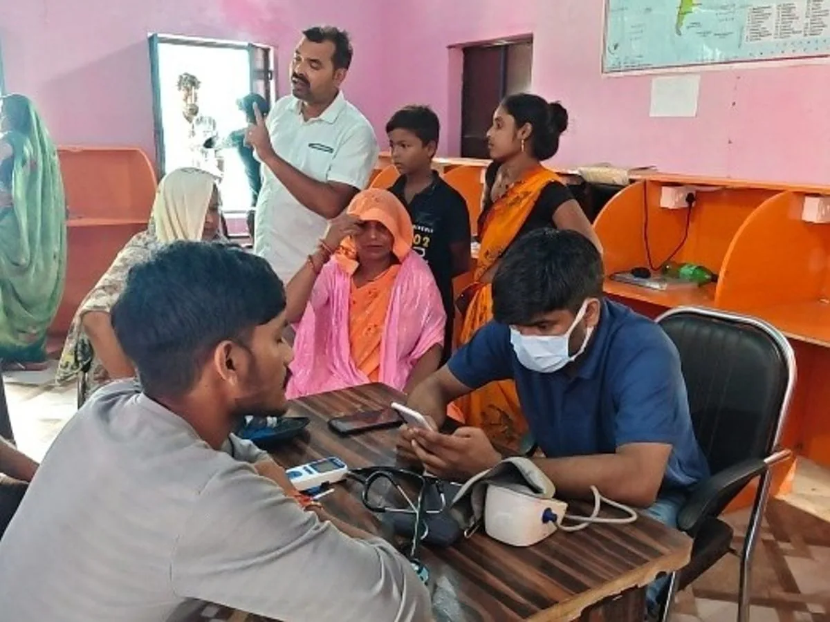स्वास्थ्य शिविर का आयोजन: फतेहपुर के बड़गांव पंचायत भवन में सामान्य बीमारियों की हुई जांच